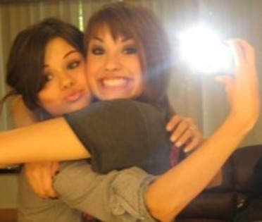 QEBWCLIGRUONDLFJNRC - 0-poze rare miley selena ashley si demi-0