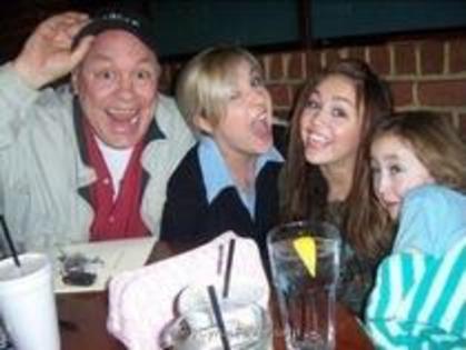 MAONJEMVOFMZYICYRPG - 0-poze rare miley selena ashley si demi-0