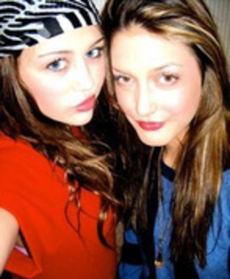 AIECRQVCUGBUUVGTPKC - 0-poze rare miley selena ashley si demi-0