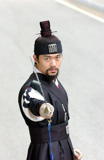 Comandantul Hwang Bo Yoon(Lee Seo Jin) - Cronicile frumoasei luptatoare