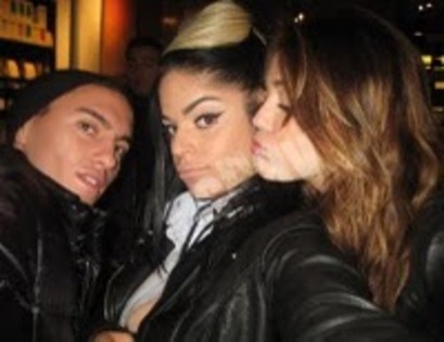 miley cu amici ei pupa