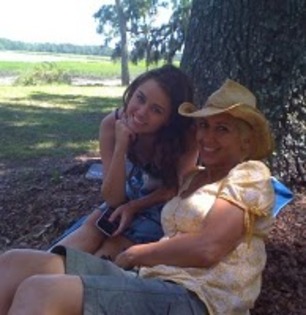 miley cu bunica la padure