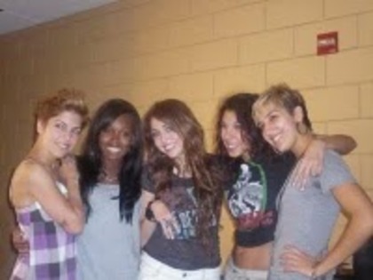 miley cu cele mai bune pritenene