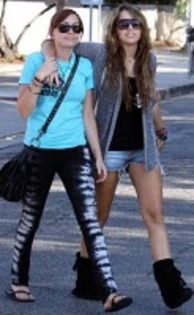 miley cu sora in oras - album pt stefania0103