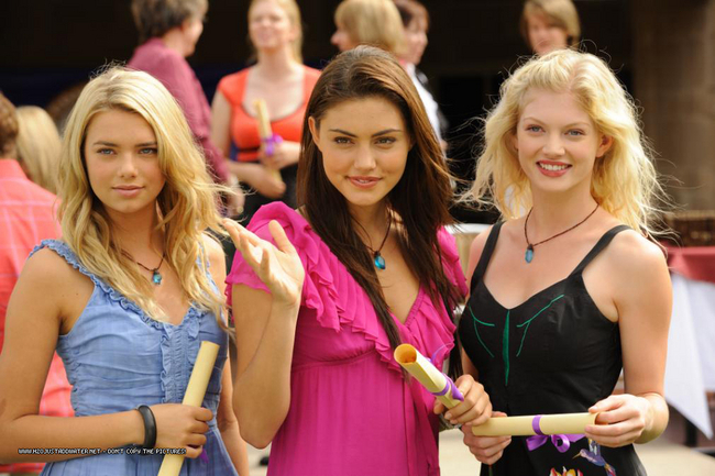 bella-cleo-and-rikki-h2o-just-add-water-8465087-650-433 - x - Indiana Evans
