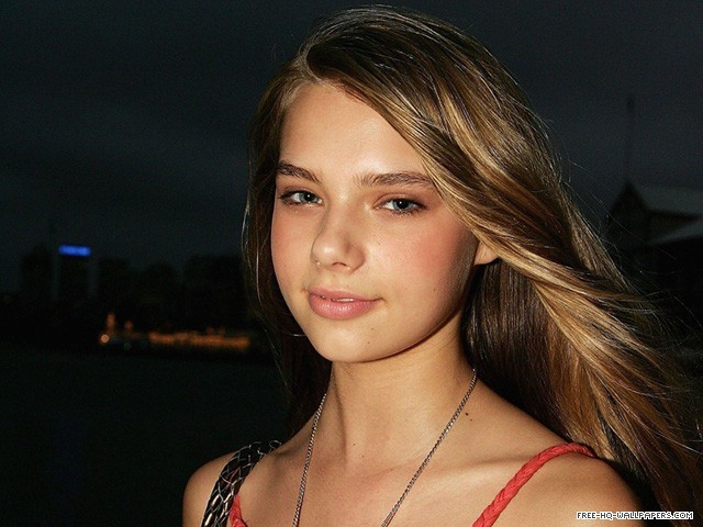 Indiana-Evans-cute-close-up-640x480 - x - Indiana Evans