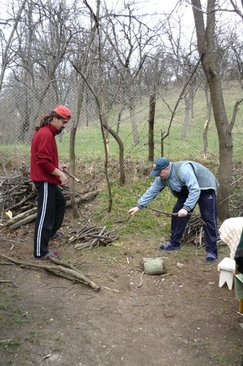 baietii insarcinati cu taierea lemnelor - un Paste rudimentar dar atat de frumos in natura departe de poluarea orasului