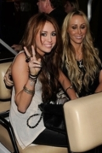 12871863_RIPVOOBQV - Kids Choice Award 2010-Miley Cyrus