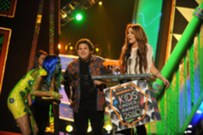 12871882_NXOYFSVHP - Kids Choice Award 2010-Miley Cyrus