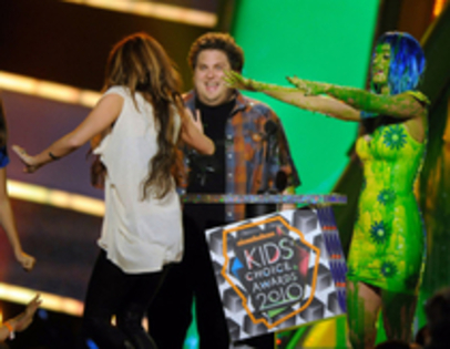 12871885_RAJQKZULQ - Kids Choice Award 2010-Miley Cyrus