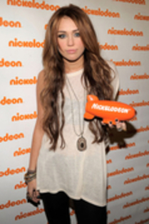 12871886_UXIMKFBJL - Kids Choice Award 2010-Miley Cyrus