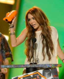 12871889_ZXVPSSXFD - Kids Choice Award 2010-Miley Cyrus