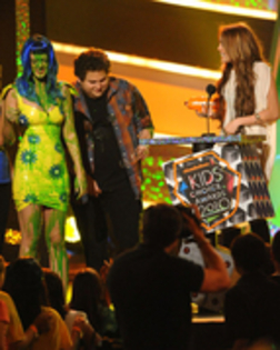 12871893_CNJMNGHDY - Kids Choice Award 2010-Miley Cyrus