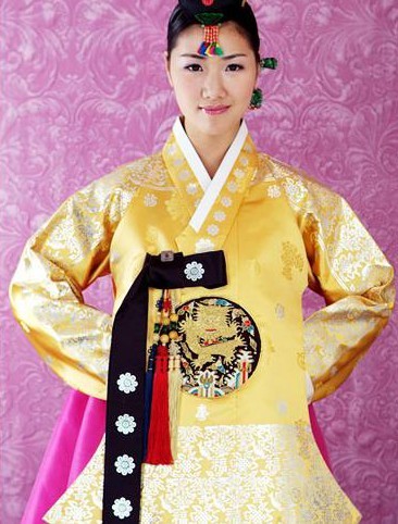 Hanbok6:X; Asta seamana cu cel purtat de Seong Yeon in noaptea nuntii:X
