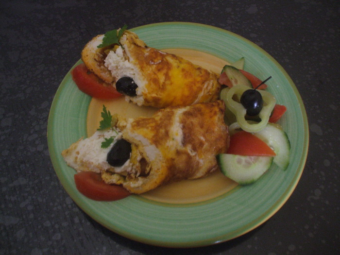 mic dejun; omleta umpluta cu branza
