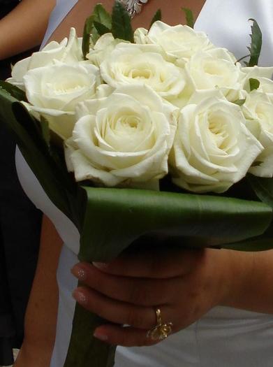 buchet trandafiri albi - flori mire nasi buchete de mireasa nasa si aranjamente Cristelnita Botez