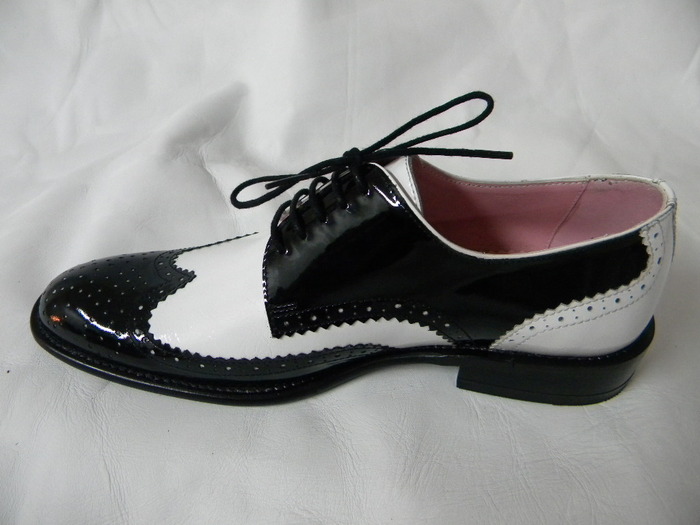 pantofi.clasic.derby.lac.alb.negru; Handmade shoes.Pantofi barbati lucrati manual.
WWW:STEFABURDEA:RO
