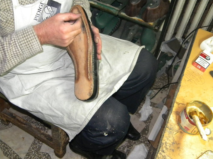 shoes.pantofi.lucrati manual; Handmade shoes.Pantofi barbati lucrati manual.
WWW:STEFABURDEA:RO
