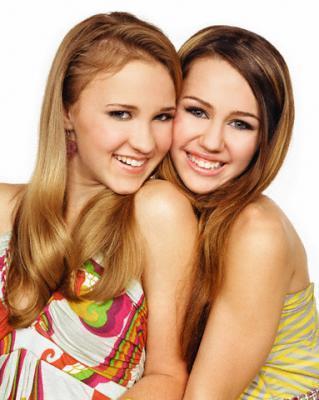 Miley Cyrus and Emily Osment - Cateva poze pentru fanii lui Miley Cyrus