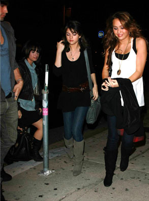 293.gaston.lovato.gomez.cyrus.021309 - Selena Gomez-Demi Lovato and Miley Cyrus