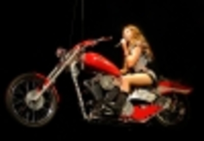 thumb_42882_Miley_Cyrus_performs_during_her_Wonder_World_tour_at_Staples_Center_in_Los_Angeles-5_122 - album pentru MARIARAMONA