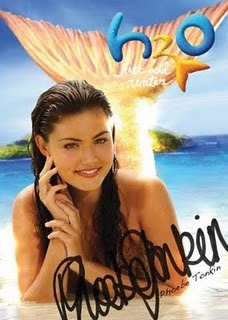 phoebe-tonkin-autograph-h2o-just-add-water-8465291-444-623 - poze cu personajele noi din h2o