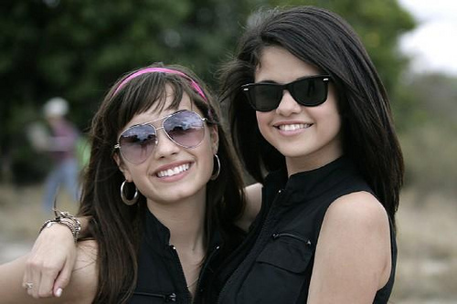 princess program protection - Selena si Demi BFF