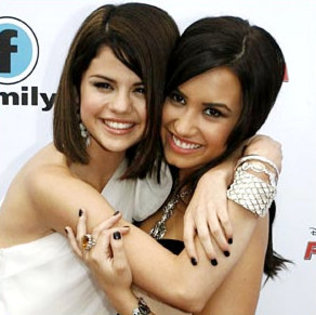 hug - Selena si Demi BFF