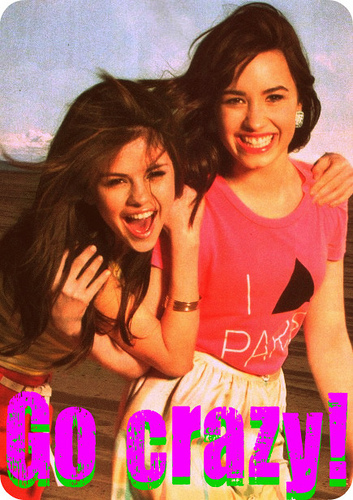 go crazy - Selena si Demi BFF