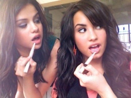 gloss - Selena si Demi BFF