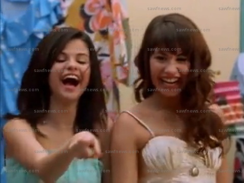 laught - Selena si Demi BFF