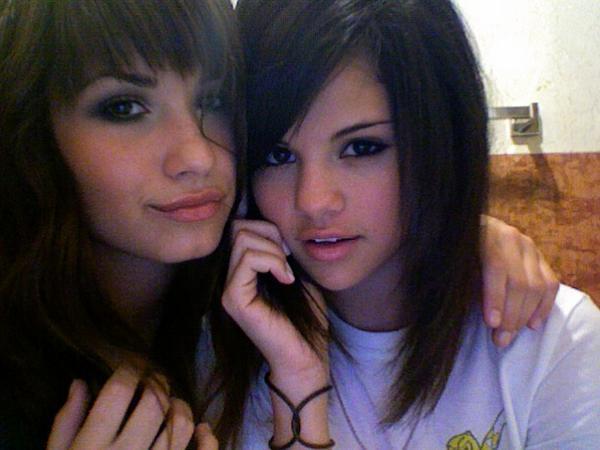 adore you - Selena si Demi BFF