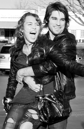 miley-cyrus-abducted