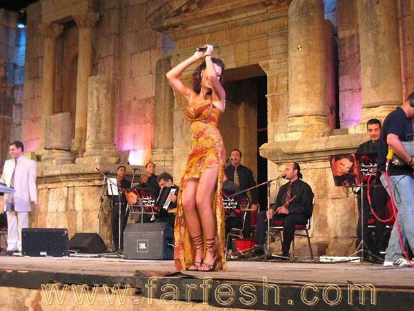 Nancy Ajram 00365 - Nancy concert Jarash 2004