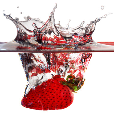ist2_4645986-strawberry-splash