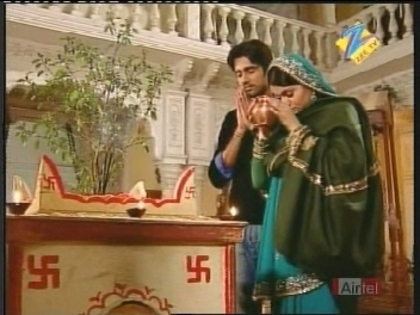 12626070_HJWODGZJV - Triunghiul Iubirii