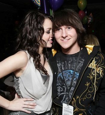 101nos4r9xh39rho - poze Mitchel Musso 2010