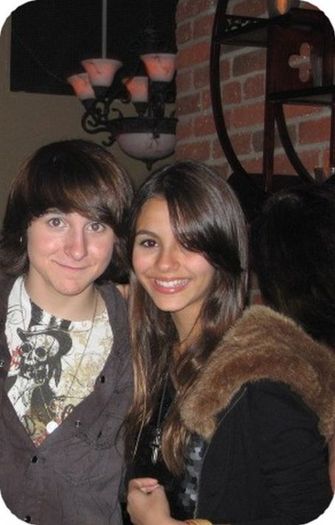 162n2jt43zhz262h - poze Mitchel Musso 2010