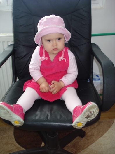 DSC08069a- Stiti voi, poza in fotoliu