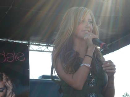1z5q99j - Ashley Tisdale