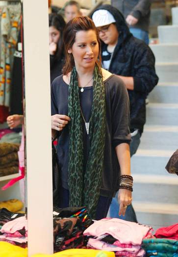 2bu1l0 - Ashley Tisdale