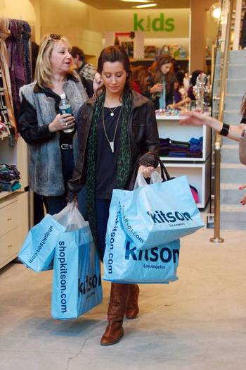 2upd91h - Ashley Tisdale