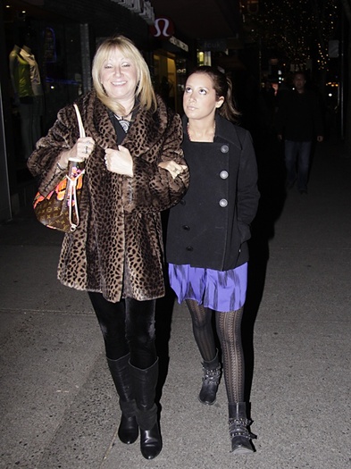 5kn6di - Ashley Tisdale