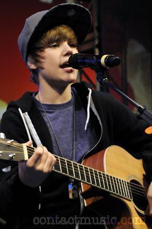 Justin_Bieber_1260102725_4 - PoZe Cu JuStIn BiEbEr