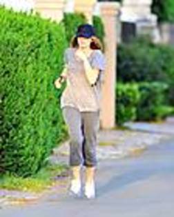 Miley-Cyrus_COM_TolucaLake_2ndApril2010_07 - album pentru roxyvirsta