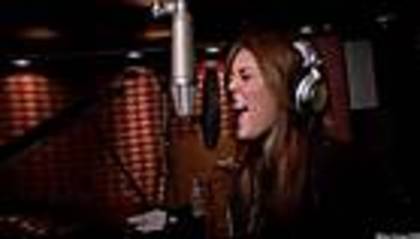 miley-cyrus_com-wearetheworld25haiti-HDmvcap032 - album pentru roxyvirsta