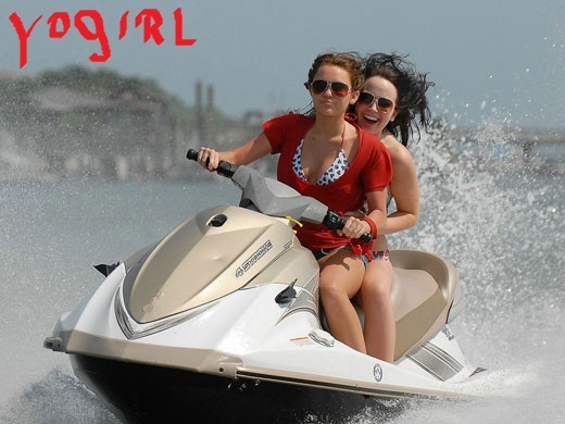 miley-cyrus-liam-hemsworth-jet-ski-2 - Miley innformatii