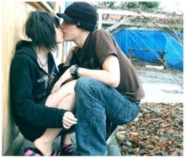 kiss-emo-7318525-300-256 - album pt my bff bitha moah Mile mirelutzadeea