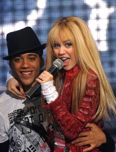 miley-cyrus_com-hannahmontanalive-london2007-c001 - Hannah Montana live in London