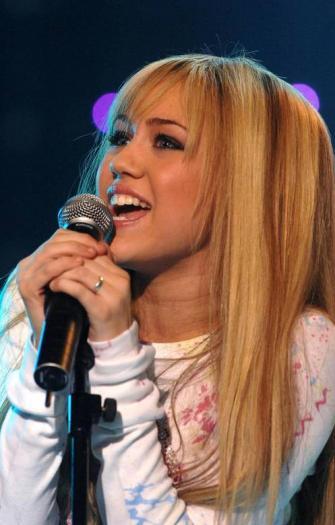miley-cyrus_com-hannahmontanalive-london2007-g001 - Hannah Montana live in London - hannah montana vive in London